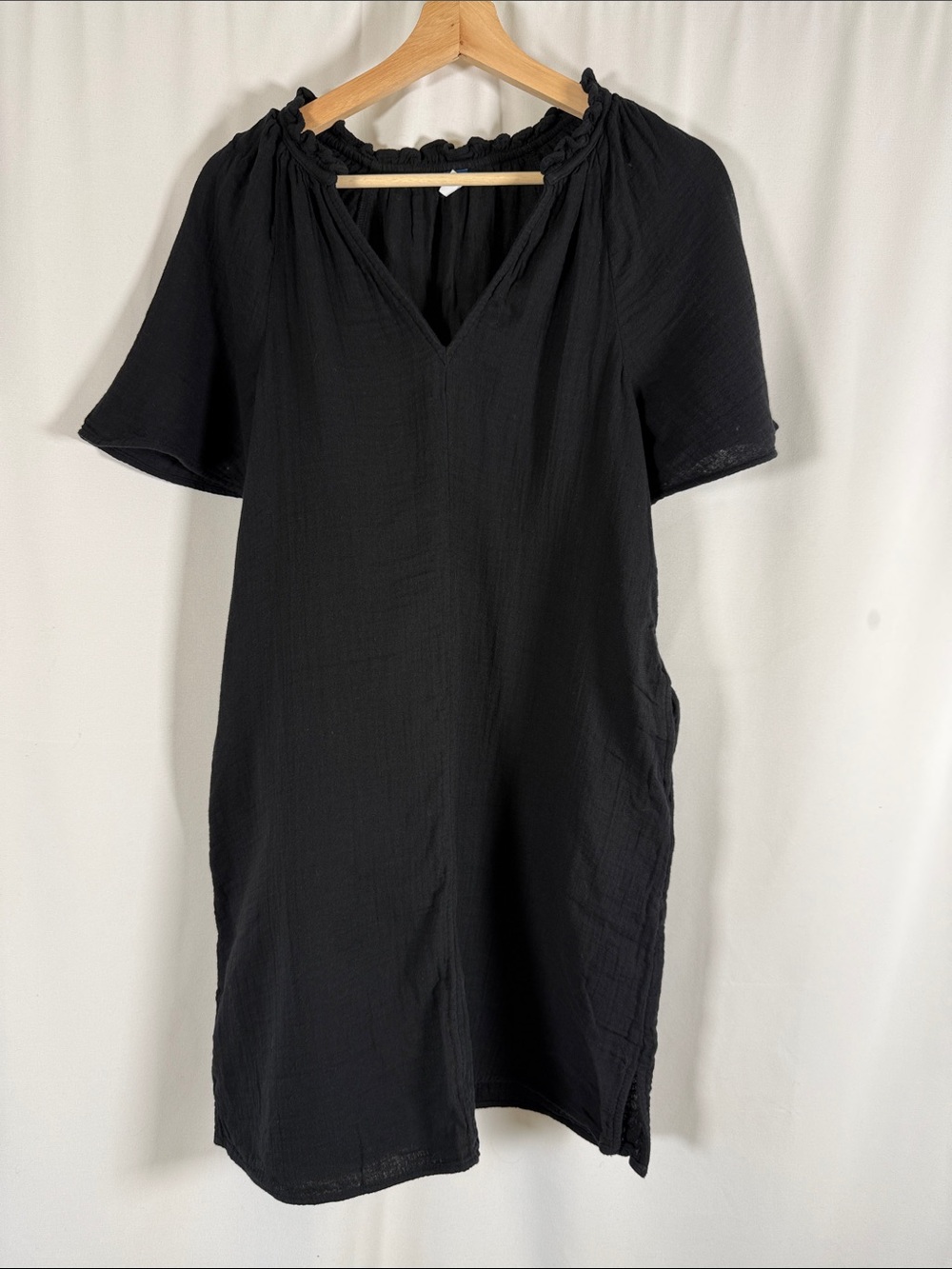 Old Navy Black Short-Sleeve V-Neck Tunic Dress
